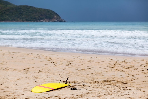 Vista panorâmica da praia contra o céu