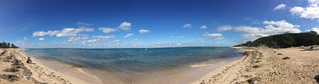 Vista panorâmica da praia contra o céu