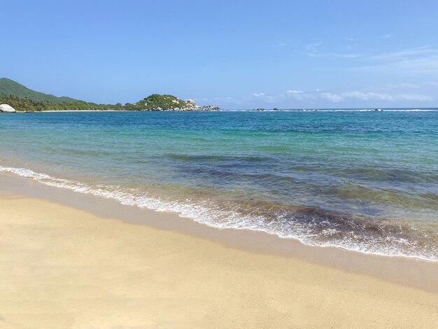 Vista panorâmica da praia contra o céu