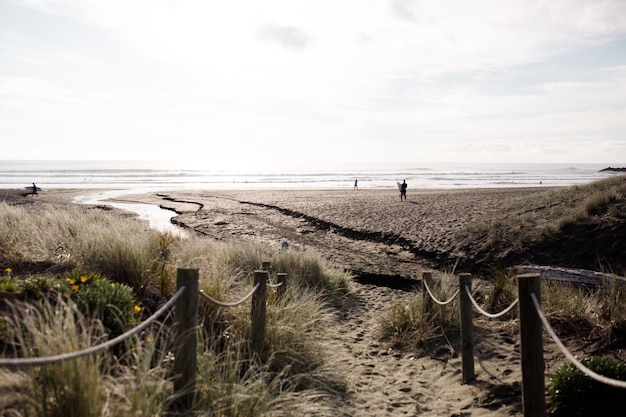 Vista panorâmica da praia de areia contra o céu
