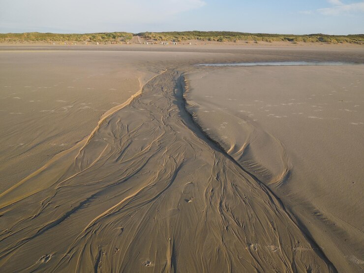 Foto vista panorâmica da praia de areia contra o céu
