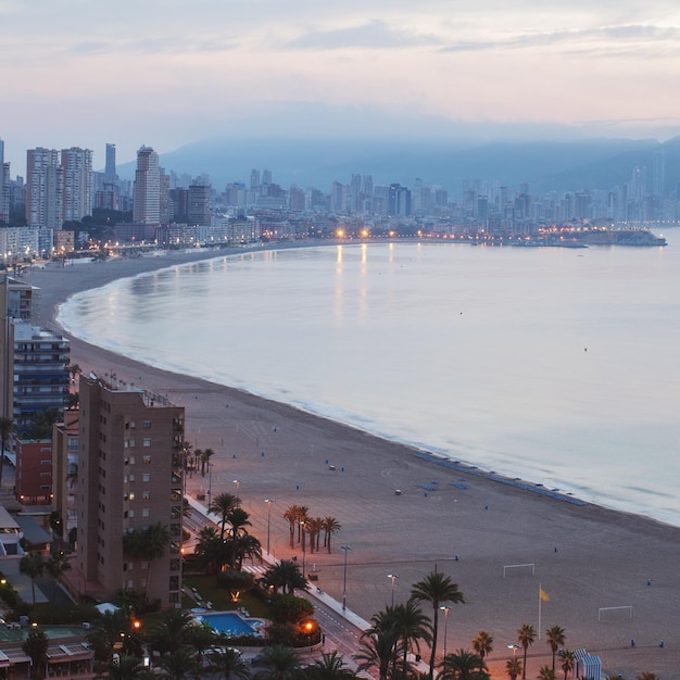 Vista panorâmica da praia de Benidorm ao amanhecer