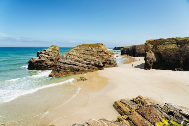 Vista panorâmica da praia de catedrais na galiza, espanha