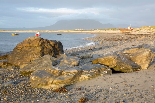 Vista panorâmica da praia de Renvyle, Tully, Connemara, Irlanda