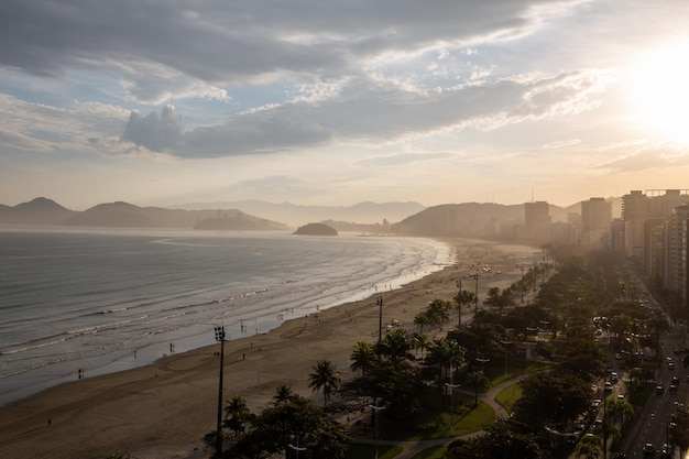 Vista panorâmica da praia de Santos de cima. Com o pôr do sol ao fundo