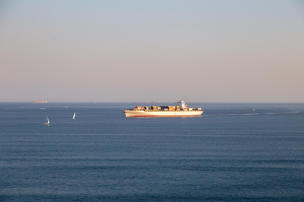 Vista panorâmica da praia de Santos de cima. Navio entrando no Porto de Santos