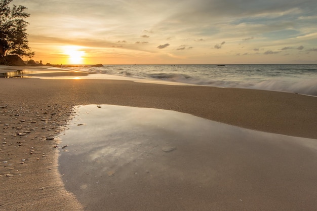 Foto vista panorâmica da praia durante o pôr-do-sol