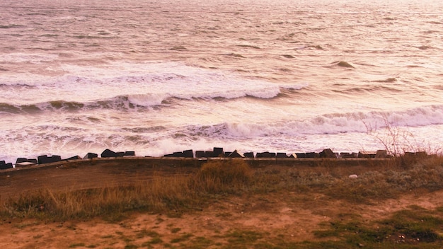 Foto vista panorâmica da praia durante o pôr do sol