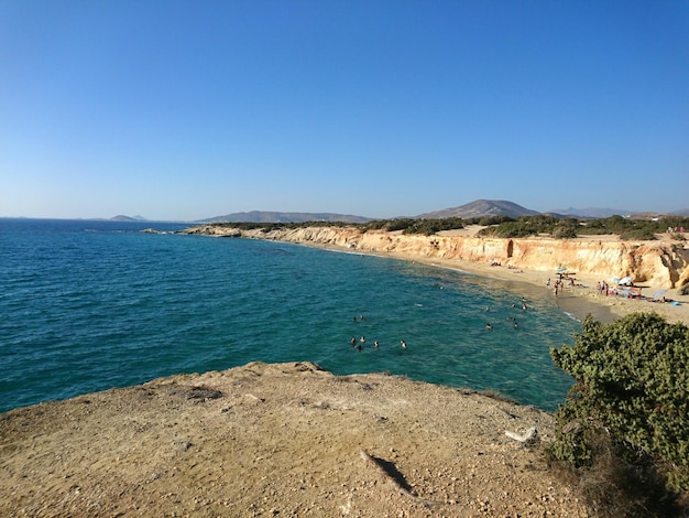 Vista panorâmica da praia e do mar contra o céu limpo