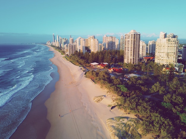 Foto vista panorâmica da praia e dos edifícios contra o céu limpo