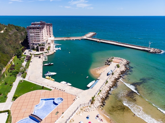 Vista panorâmica da praia e hotel na bulgária