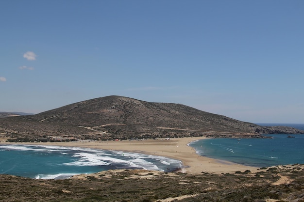 Vista panorâmica da praia pela montanha contra o céu