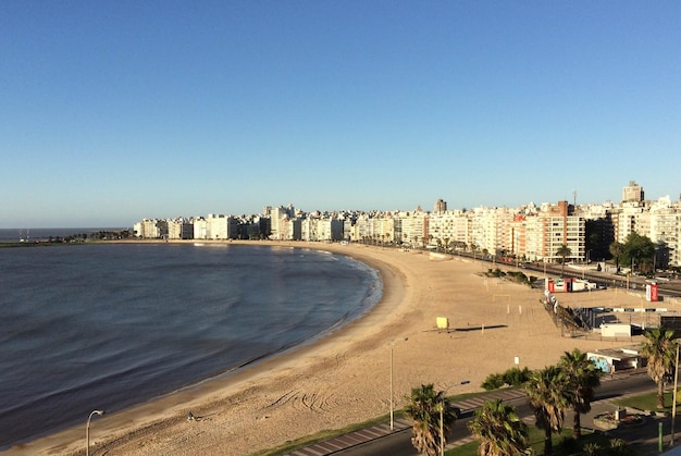 Vista panorâmica da praia por edifícios contra o céu limpo