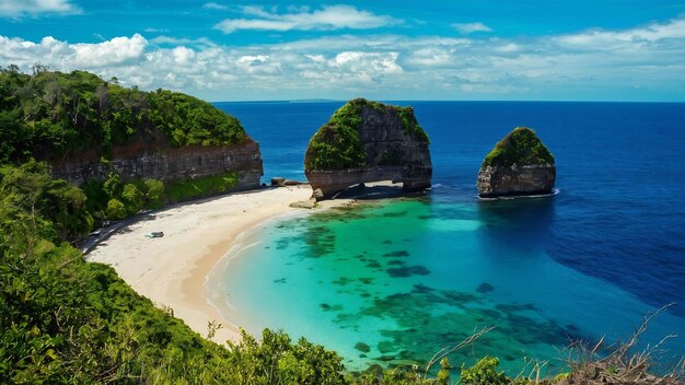 Vista panorâmica da praia quebrada em nusa penida bali indonésia céu azul água turquesa