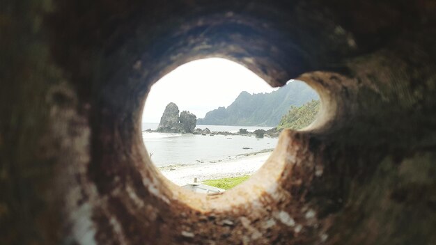 Foto vista panorâmica da praia vista através do buraco