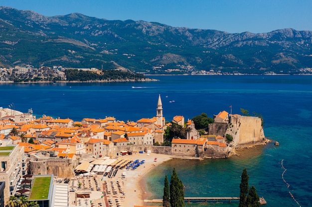 Vista panorâmica da riviera budva a partir do mirante