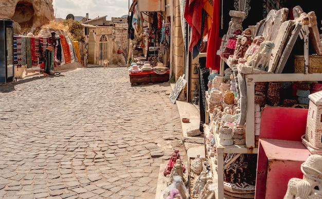 Vista panorâmica da rua deserta de souvenirs na Capadócia, na Turquia