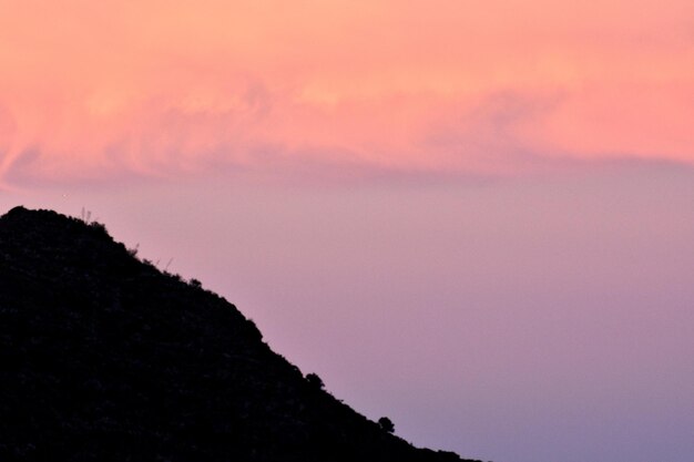 Foto vista panorâmica da silhueta da montanha contra o céu durante o pôr-do-sol