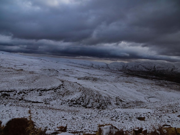 Foto vista panorâmica da terra coberta de neve contra o céu nublado