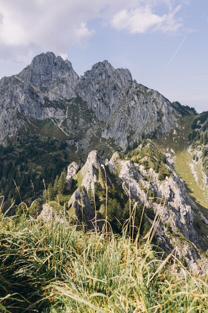 Vista panorâmica da terra e das montanhas contra o céu nos alpes da baviera, na alemanha