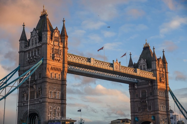 Vista panorâmica da Tower Bridge ao pôr do sol em Londres, Reino Unido