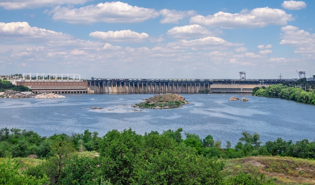 Vista panorâmica da usina hidrelétrica Dnieper da ilha Khortytsya em Zaporozhye, Ucrânia, em um dia ensolarado de verão