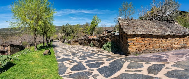 Foto vista panorâmica da velha aldeia de pedra em guadalajara castilla la mancha