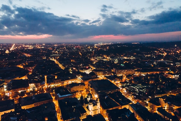 Vista panorâmica da velha cidade europeia no crepúsculo com céu vermelho. vista aérea.