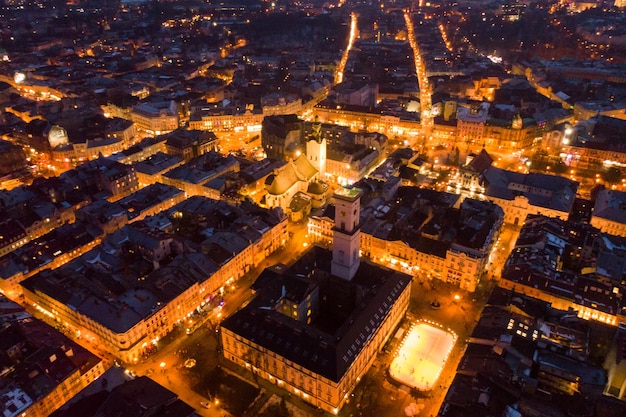 Vista panorâmica da velha cidade europeia no crepúsculo. vista aérea.