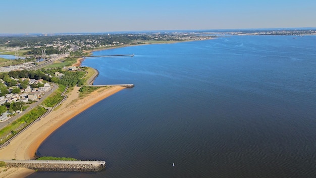 Vista panorâmica da vista aérea costeira do oceano bela cidade de praia de areia que se estende à distância