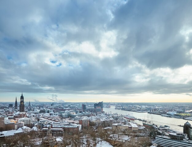 Vista panorámica desde Dancing Towers sobre Hamburgo bajo la nieve en invierno