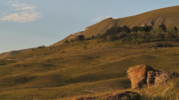 Vista panorâmica das antigas montanhas e subúrbios da cidade turística de Kislovodsk. Cáucaso