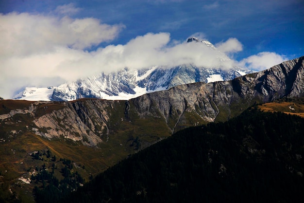 Vista panorâmica das dolomitas contra o céu durante o inverno