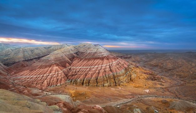 Vista panorâmica das montanhas Aktau Altyn Emel Cazaquistão