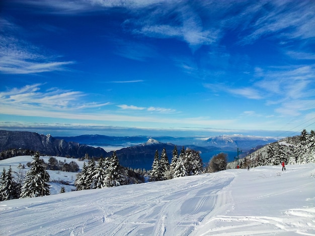 Vista panorâmica das montanhas cobertas de neve contra o céu azul