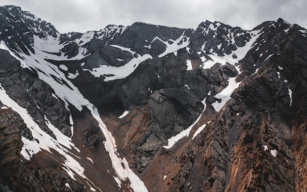 Foto vista panorâmica das montanhas cobertas de neve contra o céu