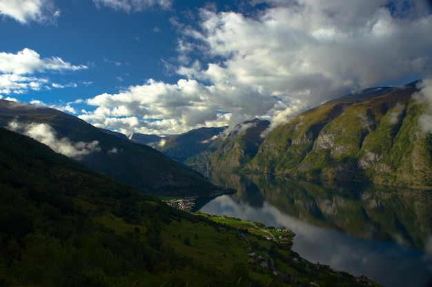 Vista panorâmica das montanhas com o rio contra o céu nublado