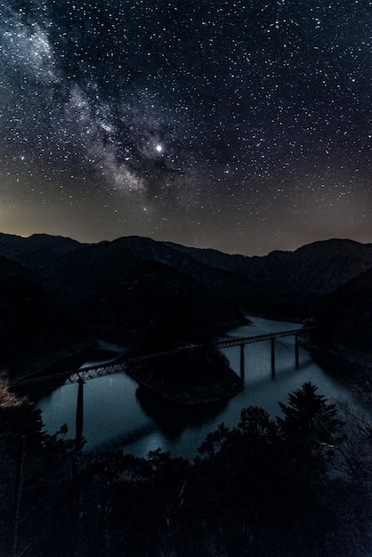 Foto vista panorâmica das montanhas contra o céu à noite
