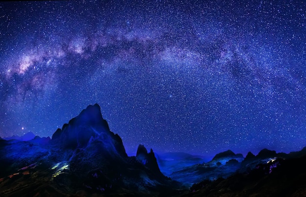 Vista panorâmica das montanhas contra o céu à noite
