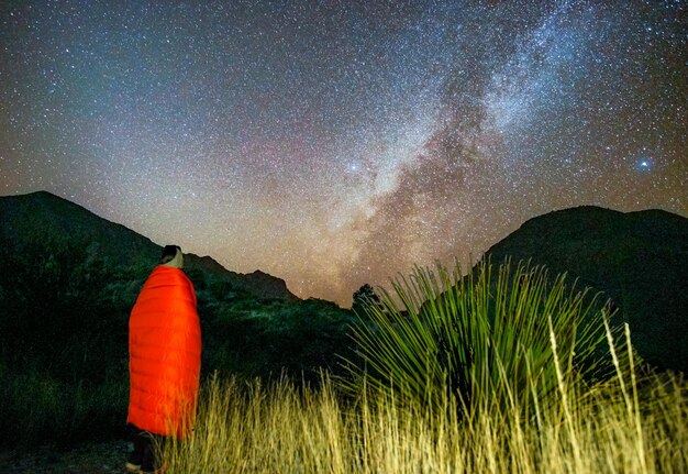 Foto vista panorâmica das montanhas contra o céu à noite