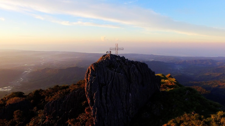 Foto vista panorâmica das montanhas contra o céu ao pôr do sol