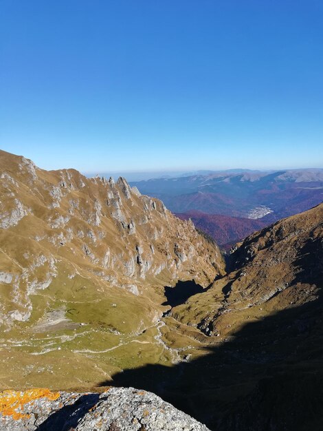 Foto vista panorâmica das montanhas contra o céu azul claro