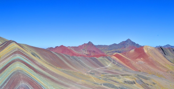 Foto vista panorâmica das montanhas contra o céu azul claro
