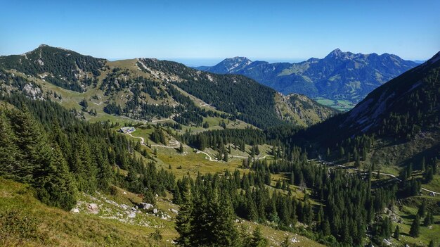 Foto vista panorâmica das montanhas contra o céu azul claro