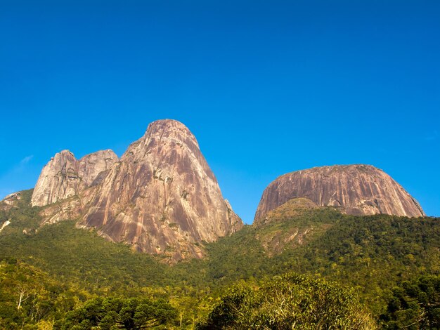 Foto vista panorâmica das montanhas contra o céu azul claro