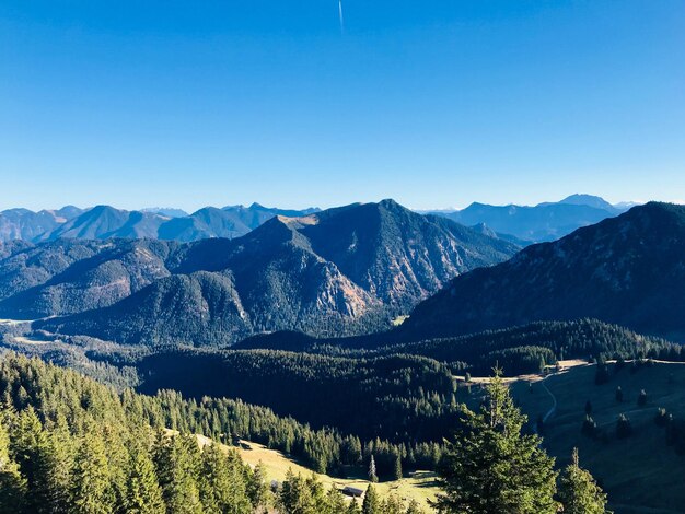 Foto vista panorâmica das montanhas contra o céu azul claro