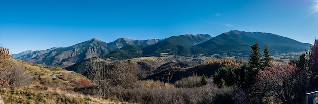 Vista panorâmica das montanhas contra o céu azul