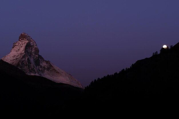 Foto vista panorâmica das montanhas contra o céu claro à noite