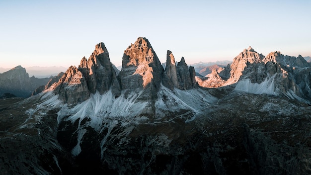 Vista panorâmica das montanhas contra o céu claro