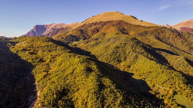 Foto vista panorâmica das montanhas contra o céu claro